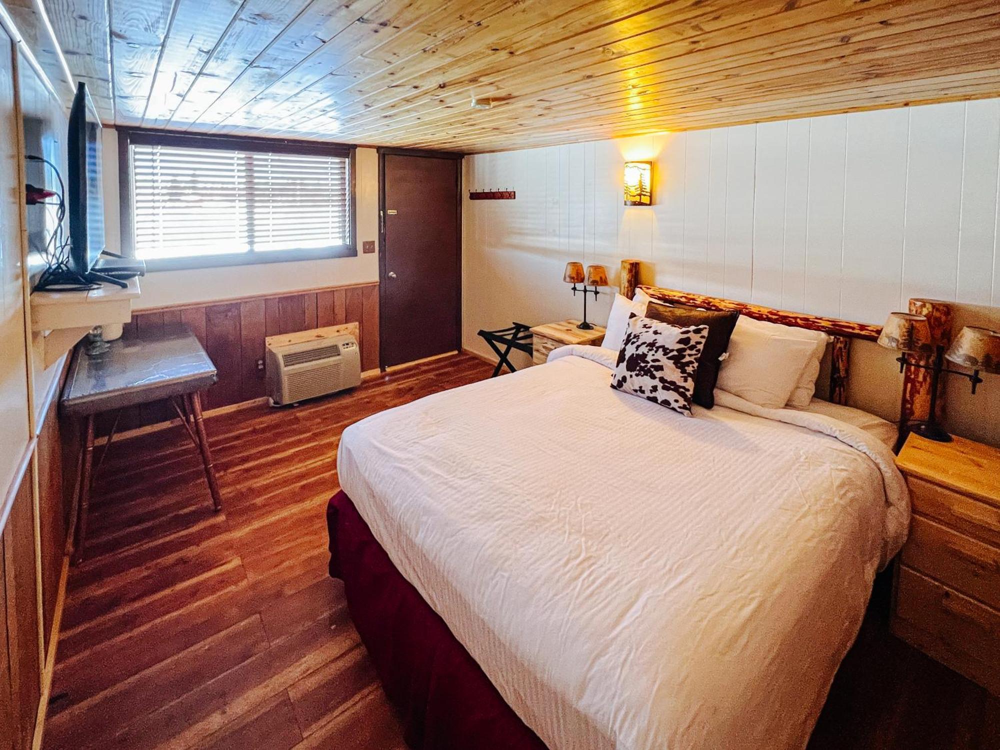 River Lodge Island Park Room photo